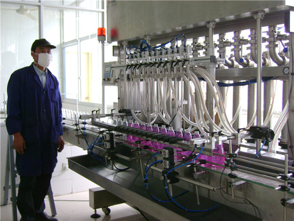 botelya nga likido nga pagpuno sa sulud